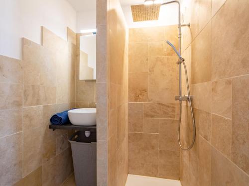 une salle de bain avec douche et lavabo dans l'établissement Apartment Le Riviera-3 by Interhome, à Saint-Aygulf