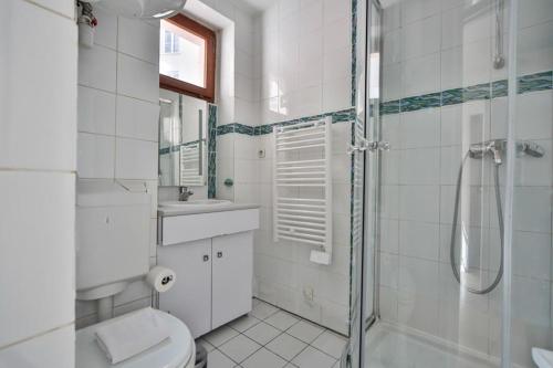 een badkamer met een douche, een toilet en een wastafel bij 12.Appartement 4Pers#Sèvres-Lecourbe#Necker in Parijs