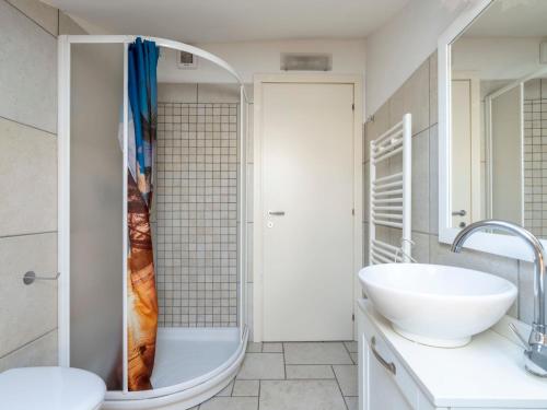 La salle de bains est pourvue d'une douche et d'un lavabo blanc. dans l'établissement Apartment Fico by Interhome, à Terzorio