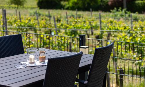 - une table en bois avec des chaises et 2 bougies dans l'établissement Weingut J. A. Meyer, à Wintrich