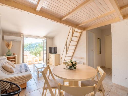 - un salon avec une table, des chaises et une échelle dans l'établissement Apartment Les Cigalines by Interhome, à Cavalaire-sur-Mer