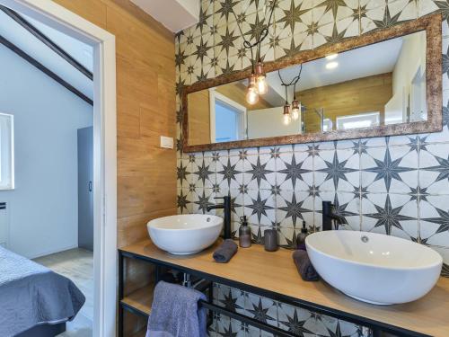 Ένα μπάνιο στο Villa Violet by Interhome