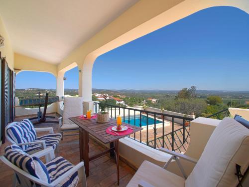 Bazén v ubytování Villa Vista by Interhome nebo v jeho okolí