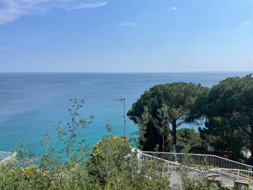 uma vista para o oceano a partir do topo de uma colina em Apartment Casa dei Gerani by Interhome em Varazze