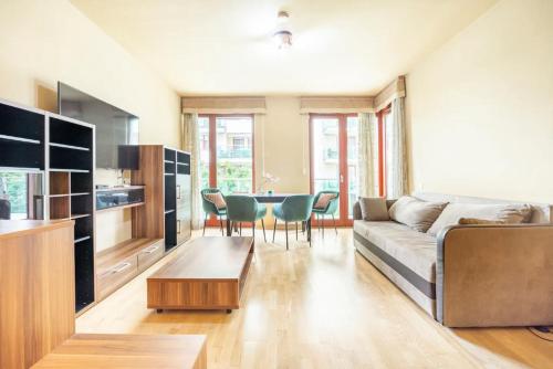 un salon avec un canapé et une table dans l'établissement Danube Dream Superb view & garage, à Budapest