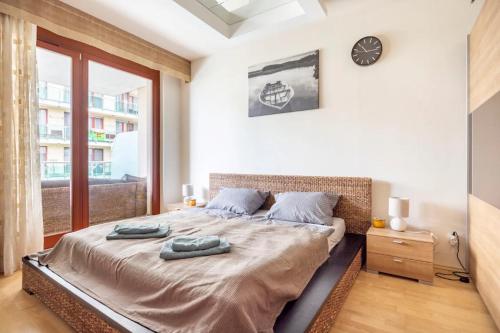 une chambre avec un grand lit avec deux oreillers dessus dans l'établissement Danube Dream Superb view & garage, à Budapest