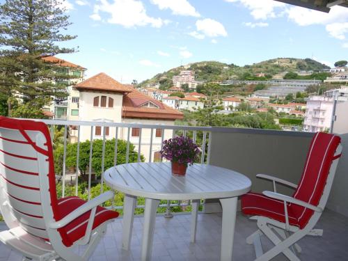 einen weißen Tisch und zwei Stühle auf dem Balkon in der Unterkunft Apartment Home Sweet Home by Interhome in Riva Ligure