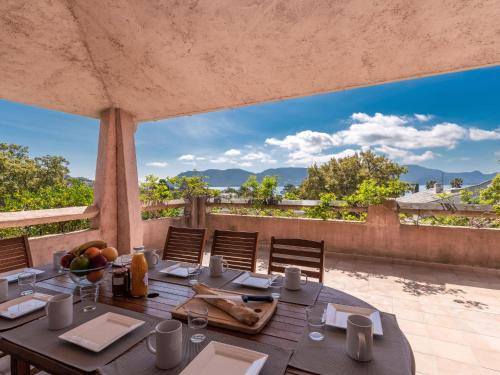 - une table à manger sur une terrasse avec vue dans l'établissement Holiday Home Villa Di Fiori by Interhome, à Porto-Vecchio