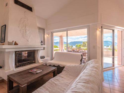 un salon avec un canapé et une cheminée dans l'établissement Holiday Home Villa Di Fiori by Interhome, à Porto-Vecchio