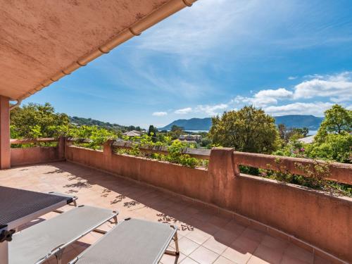 un patio avec des tables et des chaises sur un mur dans l'établissement Holiday Home Villa Di Fiori by Interhome, à Porto-Vecchio