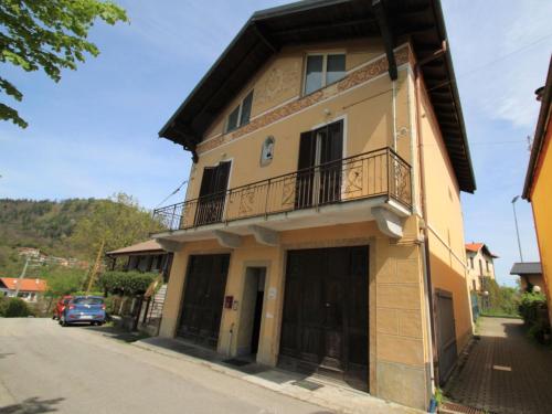 un edificio con balcón en el lateral de una calle en Apartment Adele by Interhome en Bee