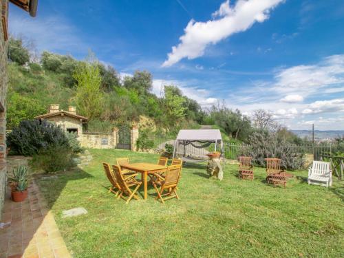 einen Tisch und Stühle in einem Hof mit einem Zelt in der Unterkunft Holiday Home Guarda Valle by Interhome in Niccone