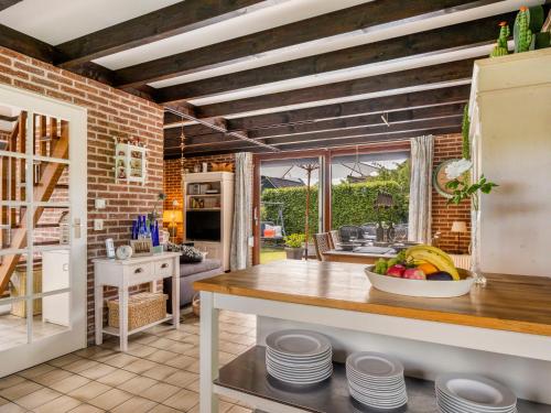 una cocina con una barra con un bol de fruta en Holiday Home Haus Anni by Interhome en Wolphaartsdijk