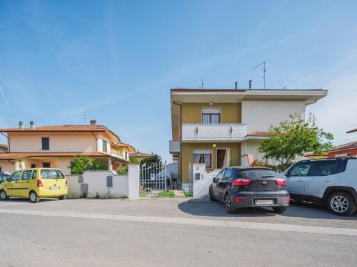 dois carros estacionados num parque de estacionamento em frente a uma casa em Holiday Home Giulia by Interhome em Torre del Lago Puccini
