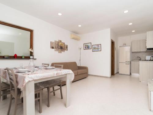 een keuken en een woonkamer met een tafel en een bank bij Apartment Casa Dolce Casa-2 by Interhome in Massa Lubrense