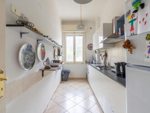 eine Küche mit einer Theke und einem Kühlschrank in der Unterkunft Apartment Incantevole Vista Mare by Interhome in Sanremo