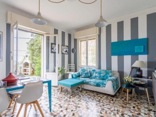 ein Wohnzimmer mit einem Sofa und einem Tisch in der Unterkunft Apartment Incantevole Vista Mare by Interhome in Sanremo