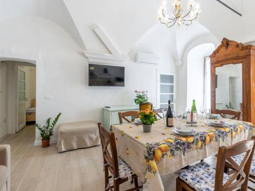 een eetkamer met een tafel en een kroonluchter bij Locazione Turistica Marina by Interhome in Terzorio