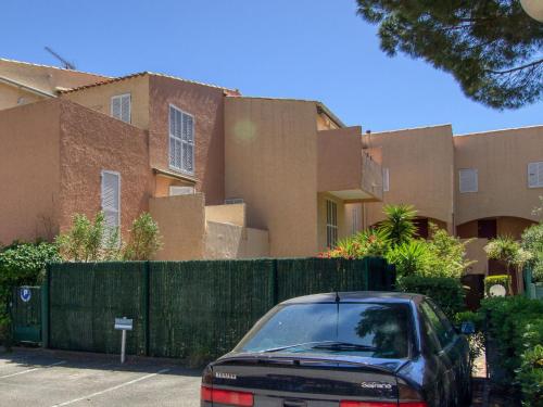 une voiture garée devant une maison dans l'établissement Studio Les Lavandes-17 by Interhome, à Saint-Cyr-sur-Mer