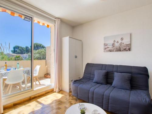 un salon avec un canapé et une grande fenêtre dans l'établissement Studio Les Lavandes-17 by Interhome, à Saint-Cyr-sur-Mer