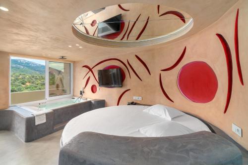 sypialnia z łóżkiem, lustrem i wanną w obiekcie ALFA HOTEL w mieście Skaramangás
