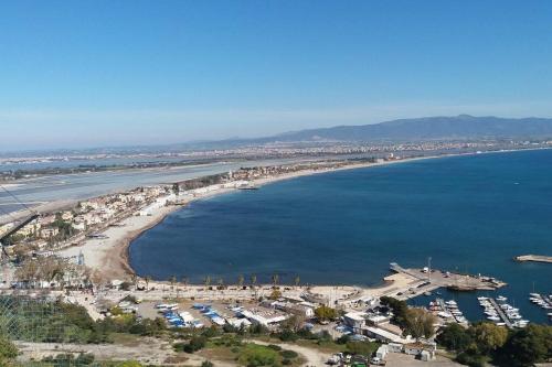 una vista aerea su una spiaggia e sull'oceano di La casa verde di Chicchi a Elmas