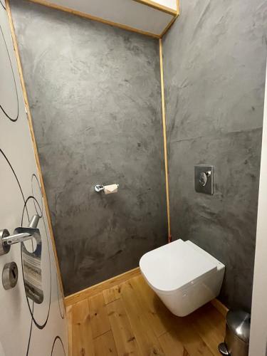 Bilik mandi di Le Volcan des Sens, chambres d'hotes de luxe et SPA privatif