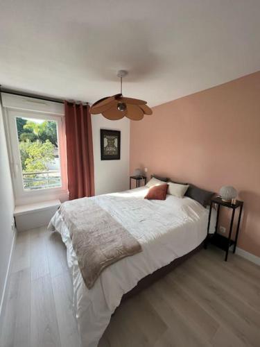 a bedroom with a large bed and a window at Appartement avec piscine in Calvi