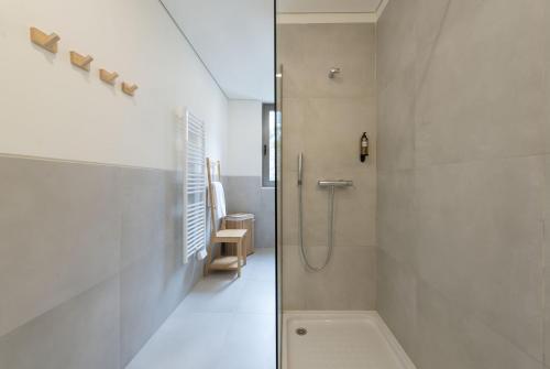 uma casa de banho com um chuveiro e uma cabina de duche ao nível do chão em AgapeStay Family House em Porto
