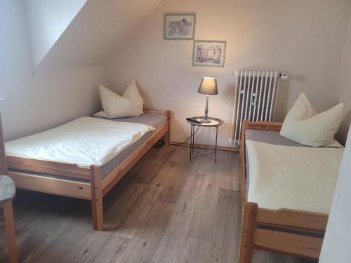 um quarto com duas camas e um candeeiro sobre uma mesa em Köster & Hahnemann em Rinteln