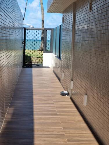 uma vista do corredor de um edifício com uma varanda em Fantástico apto beira mar do Bessa em João Pessoa
