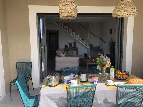 Afbeelding uit fotogalerij van La maison Adriel - Villa récente avec jardin et piscine in Saumane-de-Vaucluse