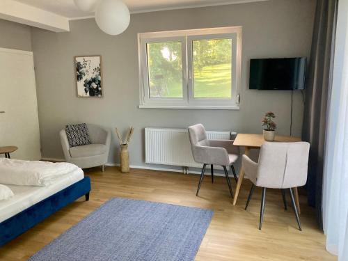 Schlafzimmer mit einem Bett, einem Tisch und Stühlen in der Unterkunft Gartenhaus5 in Bad Tatzmannsdorf