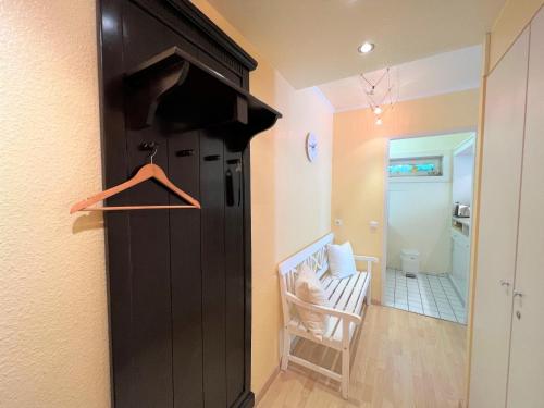 eine schwarze Tür in einem Zimmer mit Kinderbett in der Unterkunft Panoramic App C02-1 in Sierksdorf