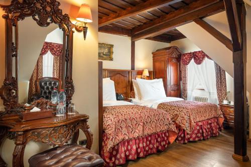 Ліжко або ліжка в номері Hotel U Prince Prague by BHG