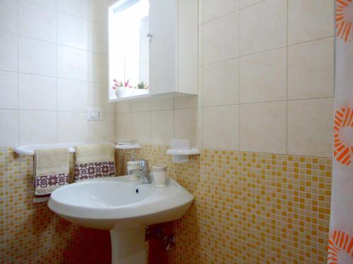 een badkamer met een wastafel en een spiegel bij Luigi in Alliste
