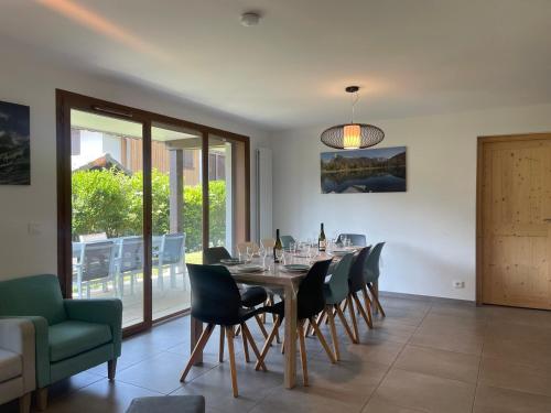 Appartement familial avec terrasse et vue montagne près du centre - FR-1-624-133