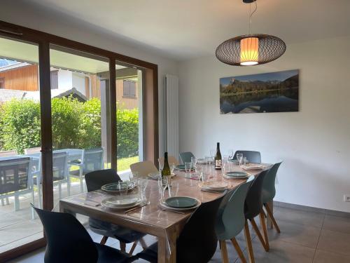 une salle à manger avec une longue table et des chaises dans l'établissement Appartement familial avec terrasse et vue montagne près du centre - FR-1-624-133, à Samoëns