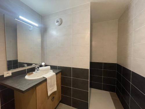une salle de bain avec un lavabo et un miroir dans l'établissement Appartement familial avec terrasse et vue montagne près du centre - FR-1-624-133, à Samoëns