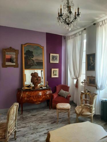 - un salon avec une table et un miroir dans l'établissement La Villa des Remparts, à Labastide-dʼArmagnac