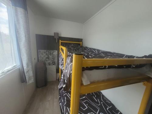 une chambre avec deux lits superposés dans une pièce dans l'établissement MOBIL HOME 3 CHAMBRES N° 62 PARC ROSELIERES, à Saint-Hilaire-de-Riez