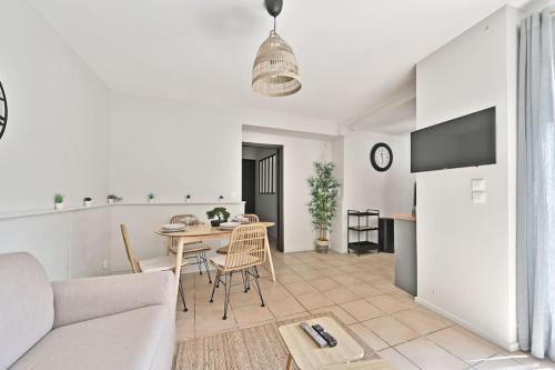 un salon avec un canapé et une table dans l'établissement L'Olivier - 2 terrasses - Clim AC - WIFI - PROCHE THEATRES, à Avignon