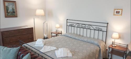 a bedroom with a bed and a dresser and lamps at Elle Palace Simply Elegant in Verona