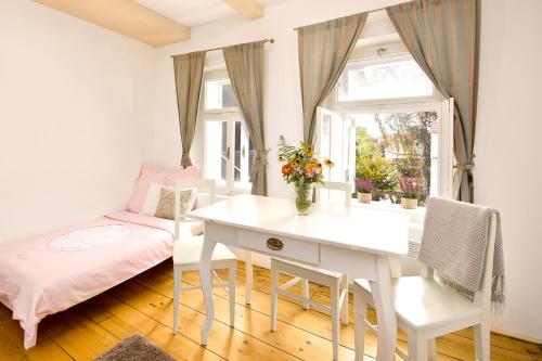 ein Wohnzimmer mit einem weißen Schreibtisch und einem Fenster in der Unterkunft Apartmány U rybníčku in Kostelec nad Vltavou