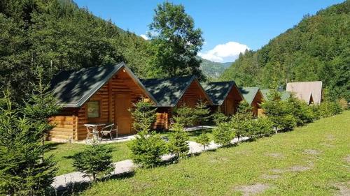eine Blockhütte in den Bergen mit Garten in der Unterkunft Villa Mulliri in Peja
