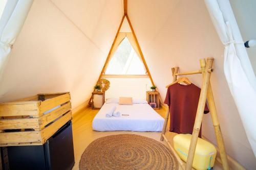 una camera con letto e scala in una tenda di Kampaoh Navajas a Navajas
