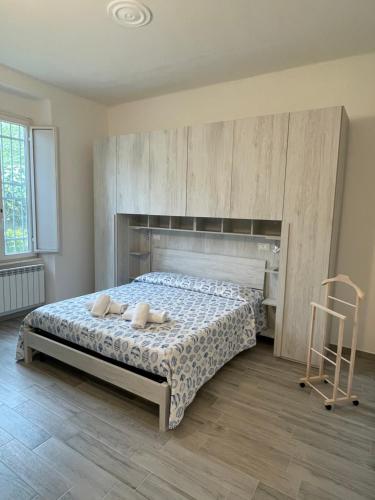 een slaapkamer met een bed met 2 kussens erop bij Alba & Tramonto in Levanto