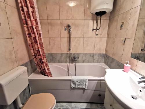 bagno con vasca, lavandino e servizi igienici di Apartment Tonka a Mlini