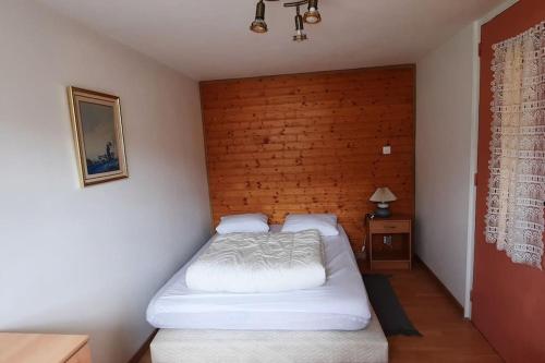 een slaapkamer met 2 bedden en een bakstenen muur bij plain-pied proche base de loisirs et voie verte in Saulxures-sur-Moselotte