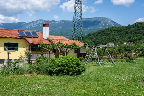 una casa con pannelli solari su un lato di essa di Rooms&Vinery Bregovi - Sobe in vinska klet Bregovi a Dobravlje